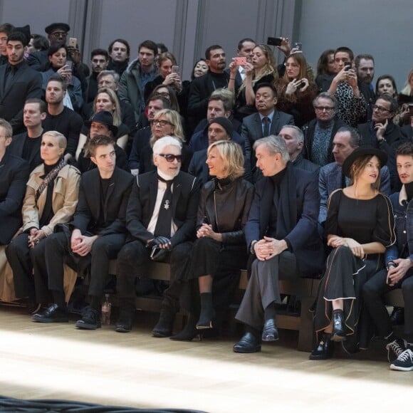 Lambert Wilson, Maria Grazia Chiuri, Robert Patinson, Karl Lagerfeld, Bernard Arnault et sa femme Hélène Mercier-Arnault, Pierre Niney et sa compagne Natasha Andrews - People au défilé de mode Dior Homme Automne-Hiver 2018-2019 au Grand Palais à Paris, le 20 janvier 2018. © Olivier Borde/Bestimage