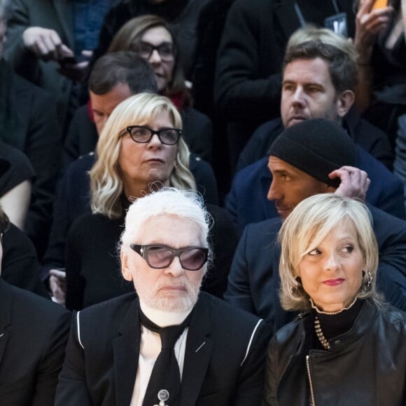 Maria Grazia Chiuri, Robert Patinson, Karl Lagerfeld, Bernard Arnault et sa femme Hélène Mercier-Arnault - People au défilé de mode Dior Homme Automne-Hiver 2018-2019 au Grand Palais à Paris, le 20 janvier 2018. © Olivier Borde/Bestimage