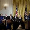 lors de la remise des honneurs du Kennedy Center à Washington le 3 décembre 2011 : Barack Obama félicité tous les lauréats, dont Meryl Streep et Neil Diamond.