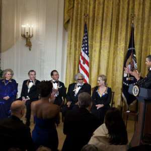 lors de la remise des honneurs du Kennedy Center à Washington le 3 décembre 2011 : Barack Obama félicité tous les lauréats, dont Meryl Streep et Neil Diamond.