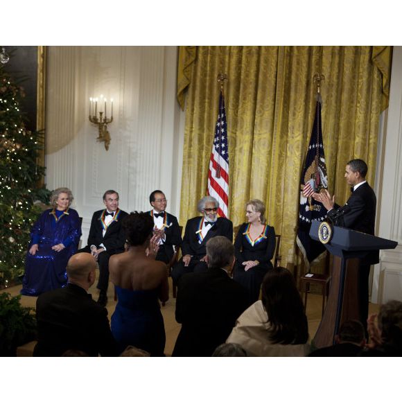 lors de la remise des honneurs du Kennedy Center à Washington le 3 décembre 2011 : Barack Obama félicité tous les lauréats, dont Meryl Streep et Neil Diamond.