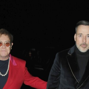 Elton John et son mari David Furnish arrivent à une soirée à Londres le 15 décembre 2017.