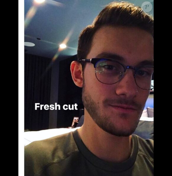 René-Charles pose en mode selfie avec sa nouvelle coupe de cheveux sur Instagram. Octobre 2017
