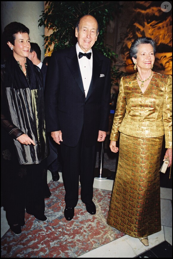 Valéry Giscard d'Estaing, son épouse Anne-Aymone et leur fille Jacinte à Versailles, le 4 décembre 2001. 