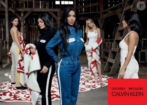 Pour sa nouvelle campagne axée sur la famille, Calvin Klein a réussi le pari de faire poser les cinq sœurs Karda­shian/Jenner ensemble: Kim Karda­shian, Khloé Kardashian, Kourtney Kardashian, Kylie Jenner et Kendall Jenner. Janvier 2018.