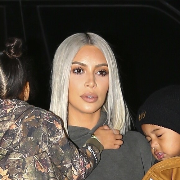 Kim Kardashian et ses enfants North et Saint sont allés faire du patin à glace à Malibu le 23 decembre 2017.