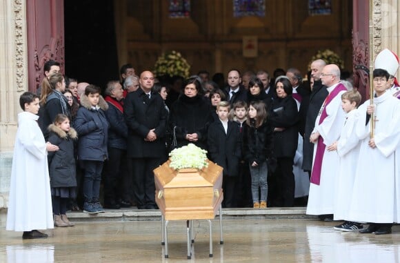 Sortie du cercueil du chef Paul Bocuse, Jérôme Bocuse, Françoise Bernachon, Philippe Bernachon, la famille et les arrières petits-enfants - Sorties des obsèques de Paul Bocuse en la cathédrale Saint-Jean de Lyon, le 26 janvier 2018.