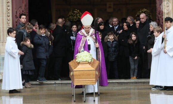 Sortie du cercueil du chef Paul Bocuse, Philippe Bernachon, la famille et les arrières petits-enfants - Sorties des obsèques de Paul Bocuse en la cathédrale Saint-Jean de Lyon, le 26 janvier 2018.
