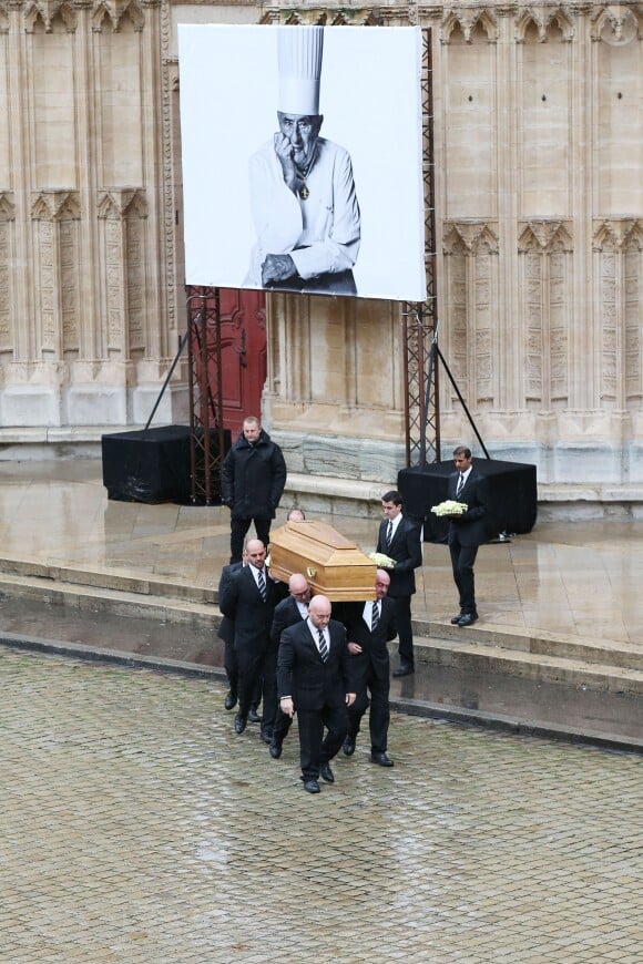 Sortie du cercueil du chef Paul Bocuse - Sorties des obsèques de Paul Bocuse en la cathédrale Saint-Jean de Lyon, le 26 janvier 2018.
