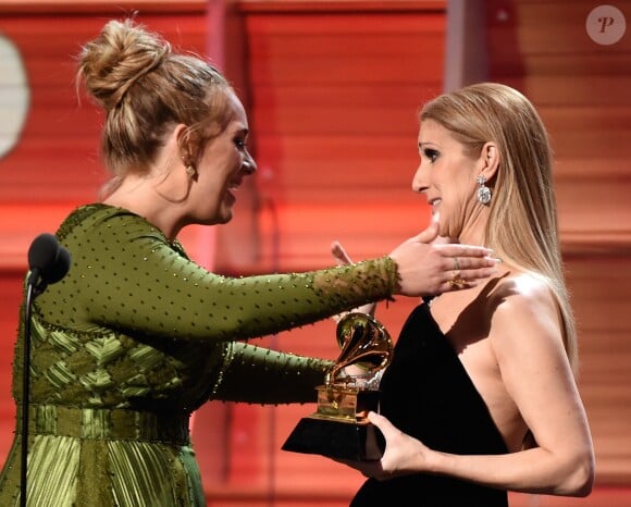 Céline Dion remet un prix à Adele lors de la 59e édition des Grammy Awards à Los Angeles, le 12 février 2017