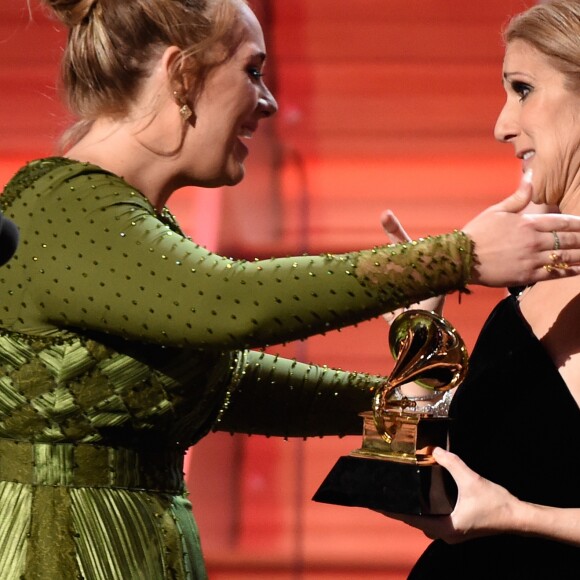 Céline Dion remet un prix à Adele lors de la 59e édition des Grammy Awards à Los Angeles, le 12 février 2017