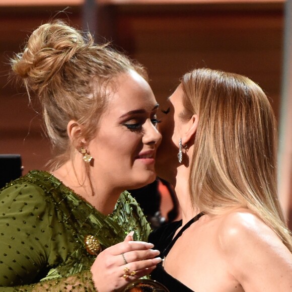 Céline Dion remet un prix à Adele lors de la 59e édition des Grammy Awards à Los Angeles, le 12 février 2017