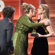 Céline Dion remet un prix à Adele lors de la 59e édition des Grammy Awards à Los Angeles, le 12 février 2017