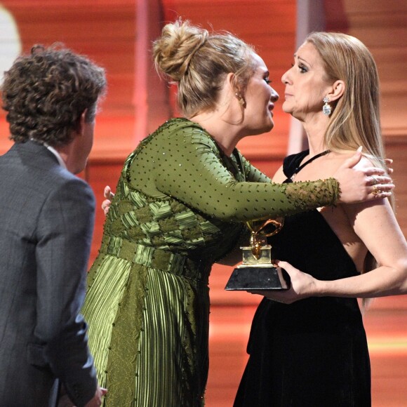 Céline Dion remet un prix à Adele lors de la 59e édition des Grammy Awards à Los Angeles, le 12 février 2017
