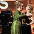 Céline Dion remet un prix à Adele lors de la 59e édition des Grammy Awards à Los Angeles, le 12 février 2017
