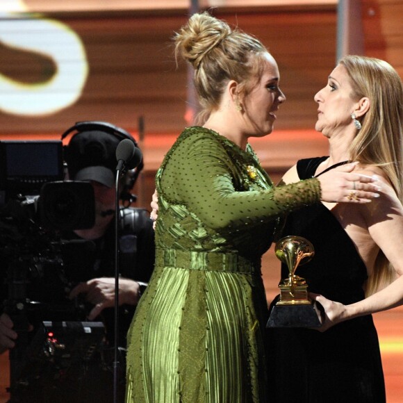 Céline Dion remet un prix à Adele lors de la 59e édition des Grammy Awards à Los Angeles, le 12 février 2017