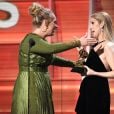 Céline Dion remet un prix à Adele lors de la 59e édition des Grammy Awards à Los Angeles, le 12 février 2017