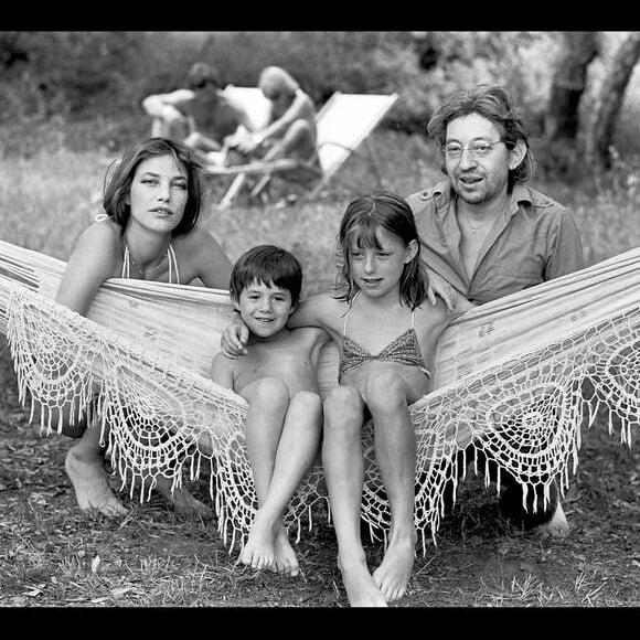 Serge Gainsbourg et Jane Birkin : pose détente à Saint-Tropez avec Kate (Barry) et Charlotte (Gainsbourg) en 1977