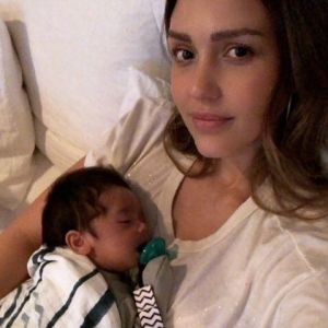 Jessica Alba pose avec son fils Hayes, sur Instagram, le 30 janvier 2018