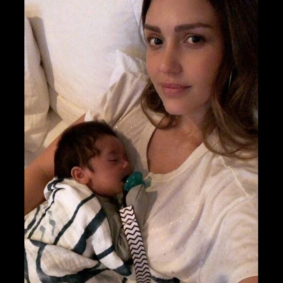 Jessica Alba pose avec son fils Hayes, sur Instagram, le 30 janvier 2018