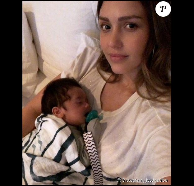 Jessica Alba Et Son Bebe Duo Craquant Et Accro A Une Serie Netflix Purepeople