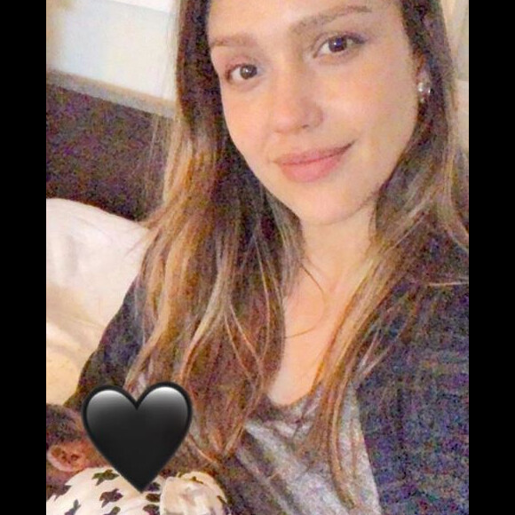 Jessica Alba allaite son fils Hayes. Insagram, le 20 janvier 2018