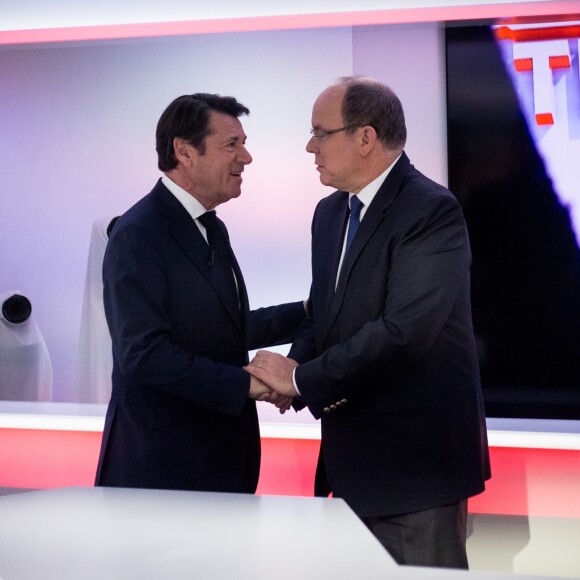 Exclusif - Le prince Albert II de Monaco, qui était le 31 janvier 2018 l'invité en direct de l'émission "Le Journal des Territoires" présentée par Cyril Viguier sur la chaîne Public Sénat, a croisé le maire de Nice Christian Estrosi, invité ensuite de Territoires d'infos, au Sénat, à Paris. © Cyril Moreau/Bestimage
