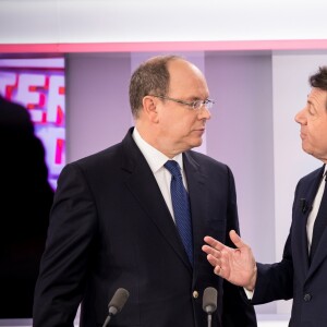Exclusif - Le prince Albert II de Monaco avec le maire de Nice Christian Estrosi le 31 janvier 2018 sur la plateau de la matinale de Cyril Viguier sur la chaîne Public Sénat, au Sénat, à Paris. © Cyril Moreau/Bestimage