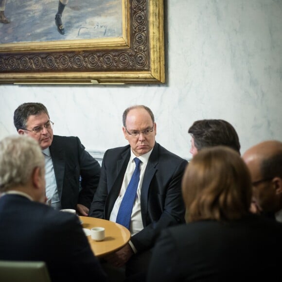 Exclusif - Le prince Albert II de Monaco prend un petit-déjeuner au bar du Sénat. Le souverain monégasque était l'invité de l'émission "Le Journal des Territoires" présentée par Cyril Viguier sur la chaine Public Sénat, au Sénat, à Paris le 31 janvier 2018. © Cyril Moreau/Bestimage