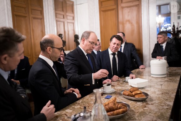 Exclusif - Emmanuel Kessler (président de la chaîne Public Sénat) , le prince Albert II de Monaco, Christian Estrosi (invité de l'émission "Les matins du Sénat" présentée par C.Viguier) prennent un petit-déjeuner après l'émission au bar du Senat - Le prince Albert II de Monaco était invité de l'émission "Le Journal des Territoires" présentée par Cyril Viguier sur la chaine Public Sénat, au Sénat, à Paris le 31 janvier 2018. © Cyril Moreau/Bestimage