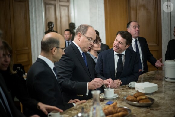 Exclusif - Emmanuel Kessler (président de la chaîne Public Sénat) , le prince Albert II de Monaco, Christian Estrosi (invité de l'émission "Les matins du Sénat" présentée par C.Viguier) prennent un petit-déjeuner après l'émission au bar du Senat - Le prince Albert II de Monaco était invité de l'émission "Le Journal des Territoires" présentée par Cyril Viguier sur la chaine Public Sénat, au Sénat, à Paris le 31 janvier 2018. © Cyril Moreau/Bestimage