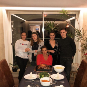La princesse Stéphanie de Monaco avec ses enfants Camille Gottlieb, Pauline et Louis Ducruet, ainsi que la compagne de ce dernier, Marie (à gauche), lors de Thanksgiving 2017, photo Instagram Pauline Ducruet