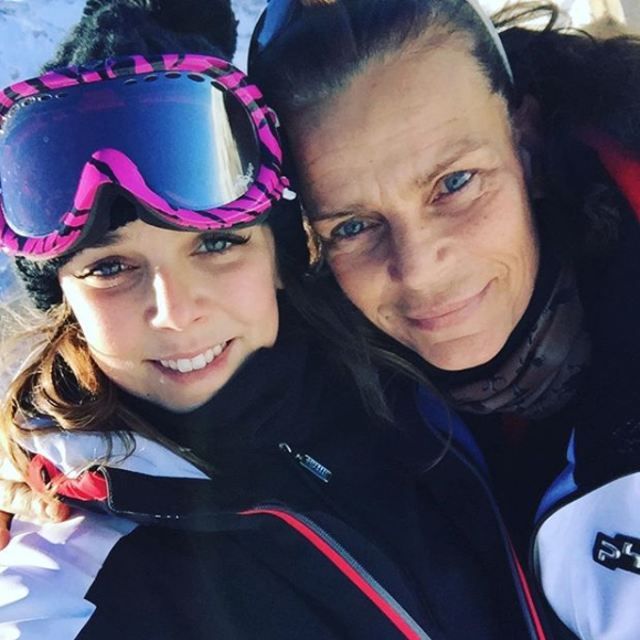 La princesse Stéphanie de Monaco avec sa fille Pauline Ducruet aux sport d'hiver à Auron en décembre 2016, photo Instagram
