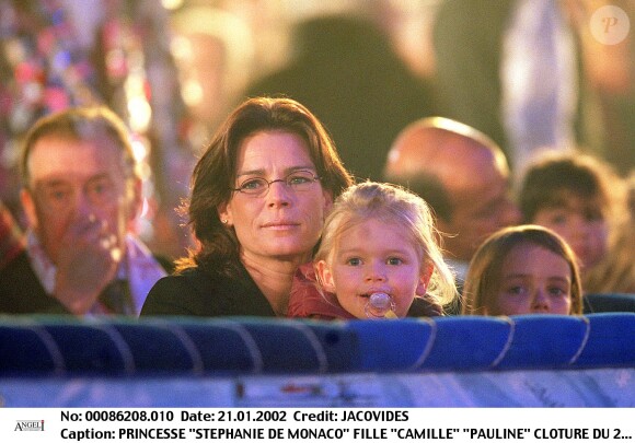 La princesse Stéphanie de Monaco en janvier 2002 avec ses filles Pauline Ducruet et Camille Gottlieb lors de la clôture du 26e Festival International du Cirque de Monte-Carlo.