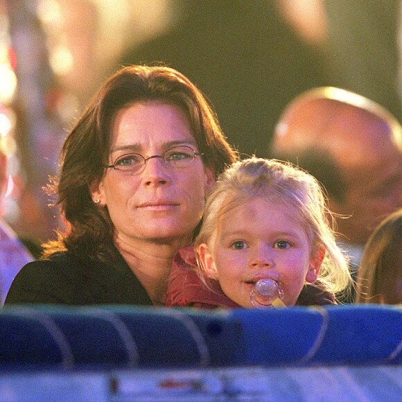 La princesse Stéphanie de Monaco en janvier 2002 avec ses filles Pauline Ducruet et Camille Gottlieb lors de la clôture du 26e Festival International du Cirque de Monte-Carlo.