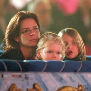 La princesse Stéphanie de Monaco en janvier 2002 avec ses filles Pauline Ducruet et Camille Gottlieb lors de la clôture du 26e Festival International du Cirque de Monte-Carlo.