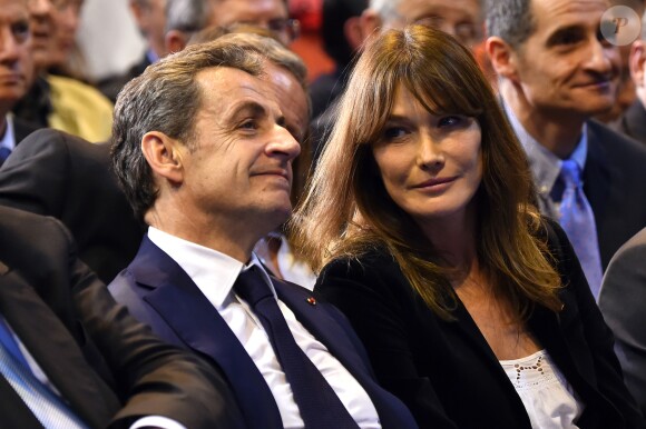 Nicolas Sarkozy et sa femme Carla Bruni-Sarkozy très complices lors d'un meeting à Marseille © Bruno Bebert/Bestimage