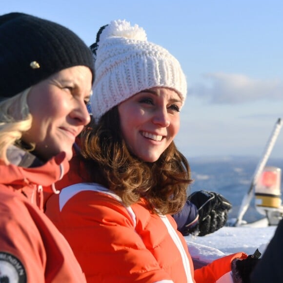 La princesse Mette-Marit de Norvège - Le prince William, duc de Cambridge et Catherine Kate Middleton (enceinte), duchesse de Cambridge visitent le site de l'école nationale de saut à ski à Oslo le 2 février 2018.  The Duchess of Cambridge and Princess Mette-Marit before meeting junior ski jumpers from Norway's national team at the top of the Holmenkollen ski jump in Oslo, Norway, on the final day of their tour of Scandinavia.02/02/2018 - Oslo