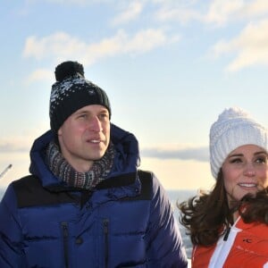 Le prince William, duc de Cambridge et Catherine Kate Middleton (enceinte), duchesse de Cambridge visitent le site de l'école nationale de saut à ski à Oslo le 2 février 2018.  The Duke and Duchess of Cambridge before meeting junior ski jumpers from Norway's national team at the top of the Holmenkollen ski jump in Oslo, Norway, on the final day of their tour of Scandinavia.02/02/2018 - Oslo