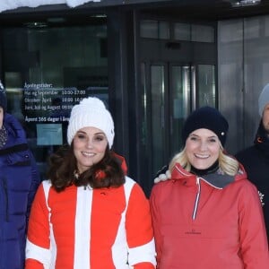 La princesse Mette-Marit de Norvège, Le prince Haakon de Norvège - Le prince William, duc de Cambridge et Catherine Kate Middleton (enceinte), duchesse de Cambridge visitent le site de l'école nationale de saut à ski à Oslo le 2 février 2018.  The Duke and Duchess of Cambridge attended the Holmenkollen ski jump then went on to a ski nursery at Ovreseterjern 2 February 2018.02/02/2018 - Oslo