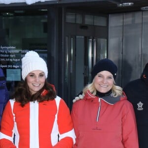 La princesse Mette-Marit de Norvège, Le prince Haakon de Norvège - Le prince William, duc de Cambridge et Catherine Kate Middleton (enceinte), duchesse de Cambridge visitent le site de l'école nationale de saut à ski à Oslo le 2 février 2018.  The Duke and Duchess of Cambridge attended the Holmenkollen ski jump then went on to a ski nursery at Ovreseterjern 2 February 2018.02/02/2018 - Oslo