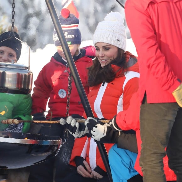 Le prince William, duc de Cambridge et Catherine Kate Middleton (enceinte), duchesse de Cambridge visitent le site de l'école nationale de saut à ski à Oslo le 2 février 2018.  The Duke and Duchess of Cambridge attended the Holmenkollen ski jump then went on to a ski nursery at Ovreseterjern 2 February 2018.02/02/2018 - Oslo