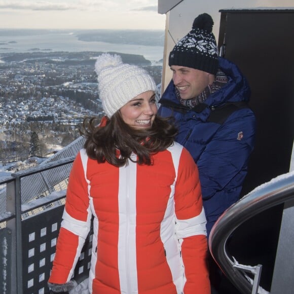 Le prince William, duc de Cambridge et Catherine Kate Middleton (enceinte) duchesse de Cambridge visitent le site de l'école nationale de saut à ski à Oslo le 2 février 2018.  The Duke and Duchess of Cambridge before meeting junior ski jumpers from Norway's national team at the top of the Holmenkollen ski jump in Oslo, Norway, on the final day of their tour of Scandinavia.02/02/2018 - Oslo