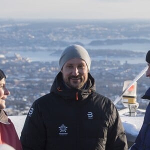 La princesse Mette-Marit de Norvège, Le prince Haakon de Norvège - Le prince William, duc de Cambridge et Catherine Kate Middleton (enceinte) duchesse de Cambridge visitent le site de l'école nationale de saut à ski à Oslo le 2 février 2018.  The Duke and Duchess of Cambridge with Crown Prince Haakon and Princess Mette-Marit at the top of the Holmenkollen ski jump in Oslo, Norway, on the final day of their tour of Scandinavia.02/02/2018 - Oslo