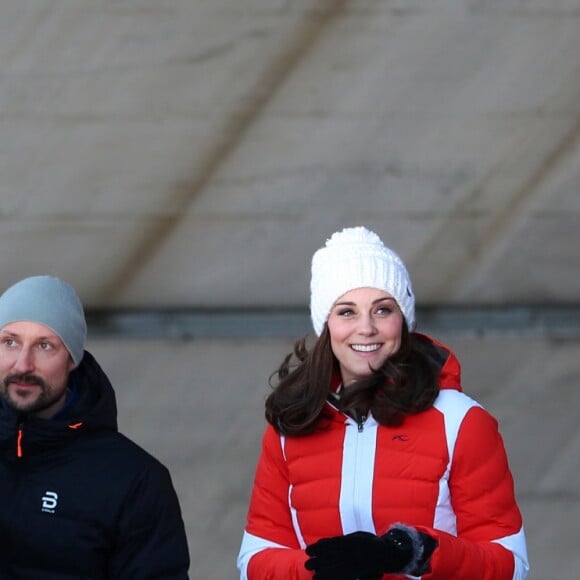 Le prince Haakon de Norvège, La princesse Mette-Marit de Norvège - Le prince William, duc de Cambridge et Catherine Kate Middleton (enceinte) duchesse de Cambridge visitent le site de l'école nationale de saut à ski à Oslo le 2 février 2018.  The Duke and Duchess of Cambridge (both right), Crown Prince Haakon and Princess Mette-Marit arrive to watch junior ski jumpers from Norway's national team take off from the Holmenkollen ski jump in Oslo, Norway, on the final day of their tour of Scandinavia.02/02/2018 - Oslo