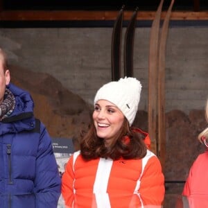 Le prince Haakon de Norvège, La princesse Mette-Marit de Norvège - Le prince William, duc de Cambridge et Catherine Kate Middleton (enceinte) duchesse de Cambridge visitent le site de l'école nationale de saut à ski à Oslo le 2 février 2018.  The Duke and Duchess of Cambridge (both left), Crown Prince Haakon and Princess Mette-Marit are reflected in a display case during a visit to watch junior ski jumpers from Norway's national team take off from the Holmenkollen ski jump in Oslo, Norway, on the final day of their tour of Scandinavia.02/02/2018 - Oslo