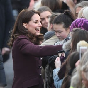 Kate Middleton, enceinte et vêtue d'un manteau Dolce & Gabbana, lors de sa visite de l'école Hartvig Nissens à Oslo, en Norvège, le 2 février 2018, avec le prince William et en compagnie du prince Haakon et de la princesse Mette-Marit de Norvège.