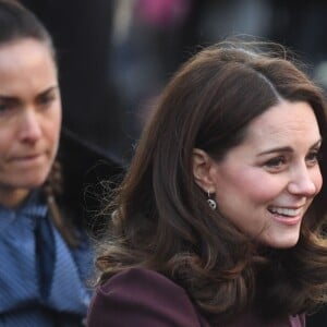 Kate Middleton, enceinte et vêtue d'un manteau Dolce & Gabbana, lors de sa visite de l'école Hartvig Nissens à Oslo, en Norvège, le 2 février 2018, avec le prince William et en compagnie du prince Haakon et de la princesse Mette-Marit de Norvège.