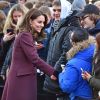 Kate Middleton, enceinte et vêtue d'un manteau Dolce & Gabbana, lors de sa visite de l'école Hartvig Nissens à Oslo, en Norvège, le 2 février 2018, avec le prince William et en compagnie du prince Haakon et de la princesse Mette-Marit de Norvège.