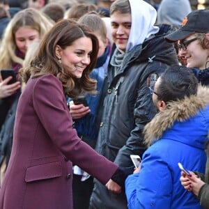 Kate Middleton, enceinte et vêtue d'un manteau Dolce & Gabbana, lors de sa visite de l'école Hartvig Nissens à Oslo, en Norvège, le 2 février 2018, avec le prince William et en compagnie du prince Haakon et de la princesse Mette-Marit de Norvège.